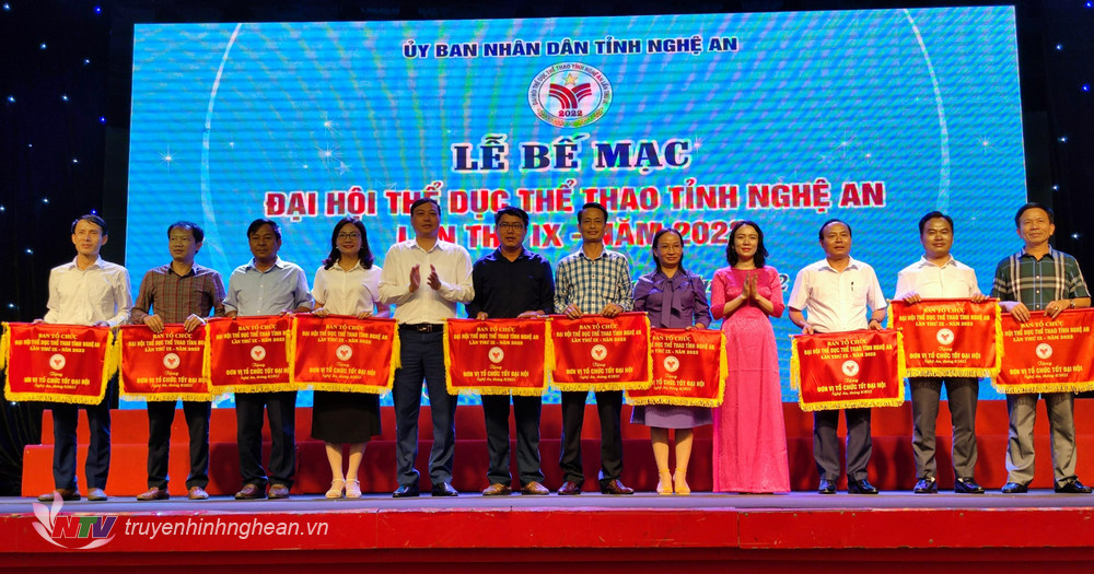 Tặng Cờ thi đua cho các đơn vị tổ chức tốt PG88 go Nạp Rút Tiền TDTT cấp huyện. 