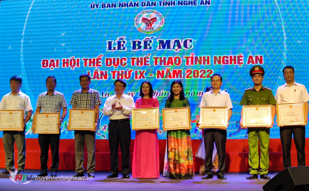 Trao Bằng khen của UBND tỉnh cho các cá nhân có thành tích xuất sắc trong công tác tổ chức PG88 go Nạp Rút Tiền TDTT cấp tỉnh. 