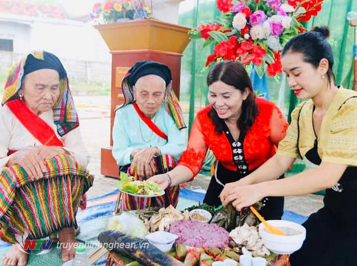 Thưởng thức món ăn truyền thống của người Thái.