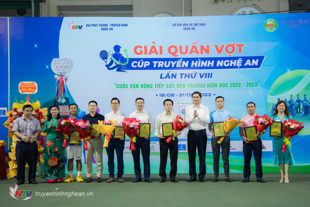 Lãnh đạo tỉnh tặng biểu trưng cho các đơn vị tài trợ.