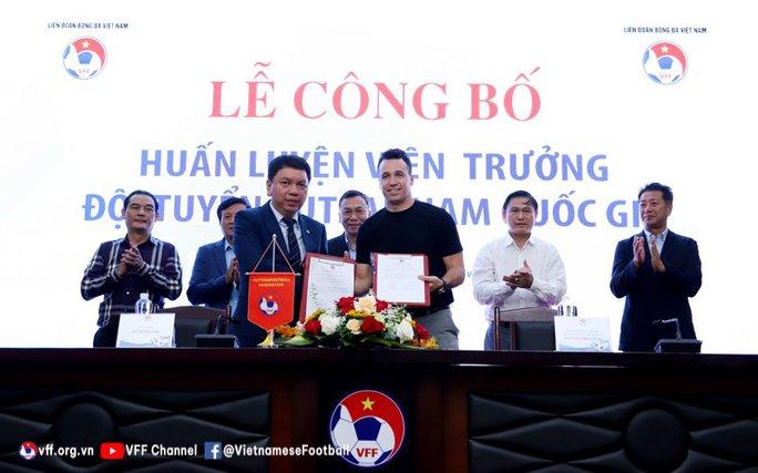 HLV Gustozzi Diego Raul trong buổi lễ ký kết hợp đồng với VFF