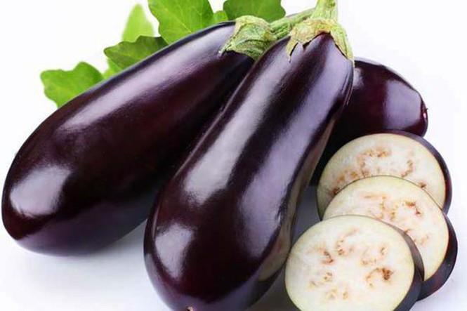Loại quả này không thể chịu được nhiệt độ thấp. Trong tủ lạnh, cà tím mềm và mất chất rất nhanh. Tốt nhất, nên để cà tím ở nhiệt độ phòng (25 độ C), tránh ánh nắng trực tiếp. 