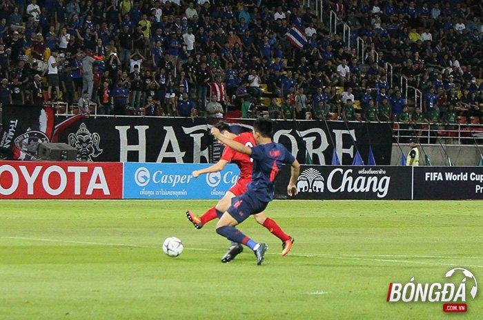 Văn Toàn sớm đe doạ khung thành của Siwarat ở phút thi đấu đầu tiên. 