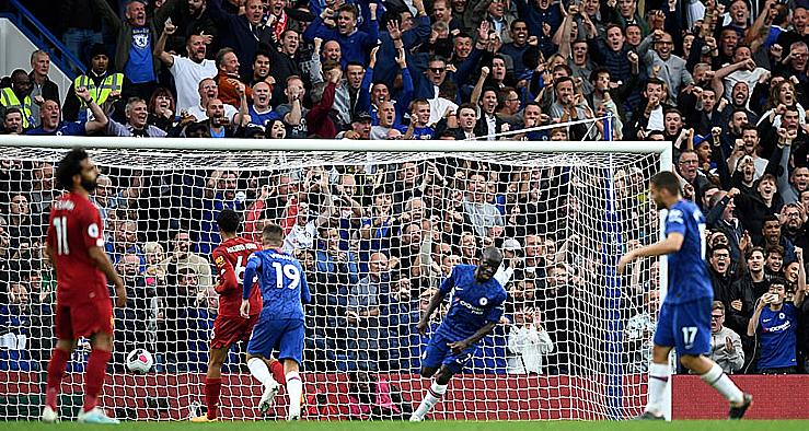 N'Golo Kante (áo xanh, số 7) rút ngắn tỷ số xuống 1-2. 
