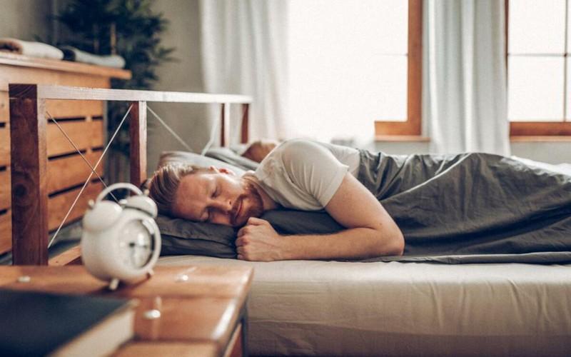 Trong một buổi đêm, cơ thể đốt cháy từ 300 đến 400 calo tương đương với lượng mà cơ thể tiêu hao khi chạy bộ trong suốt một giờ đồng hồ.