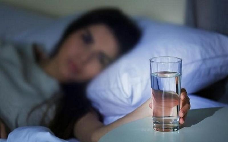 Uống nước trước khi đi ngủ, có thể ngăn ngừa nhồi máu cơ tim hoặc đột quỵ: Khi cơ thể bị mất nước, máu trở nên cô đặc, dính và ảnh hưởng đến lưu lượng máu khiến cơ thể phải tăng huyết áp, thu nhỏ mạch máu và có thể dẫn đến nhồi máu cơn tim.