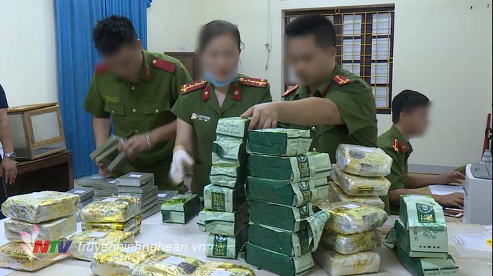 Một đường dây mua bán trái phép chất ma túy xuyên quốc gia với số lượng"khủng" vừa được Công an thành phố Vinh, PG88 go Bắn cá triệt phá thành công, bắt giữ 4 đối tượng, thu giữ 40 kg ma túy tổng hợp, 20 bánh heroin.