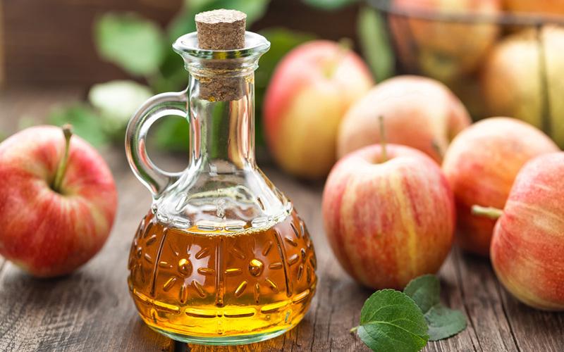 Giấm táo: Thành phần axit axetic trong giấm táo sẽ loại bỏ các mảng bám gây ố vàng trên răng. Hòa tan giấm táo và nước trước khi sử dụng để làm giảm độ pH, nên sử dụng 2-3 lần/tuần để giúp răng trắng sáng mà không bị tổn thương.