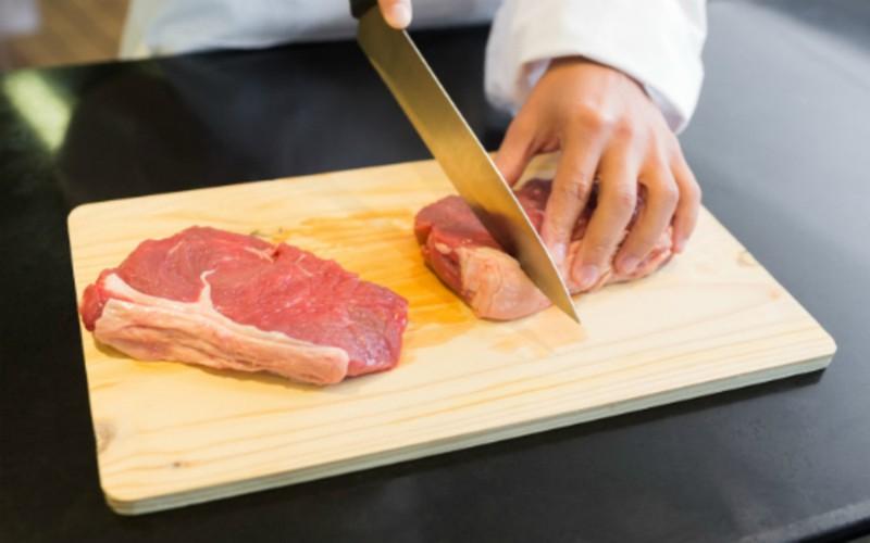 Thận trọng khi chế biến thực phẩm: Sử dụng thớt riêng cho thịt sống và đồ ăn đã nấu chín, rau quả... đồng thời phải luôn giữ cho bàn bếp sạch sẽ.
