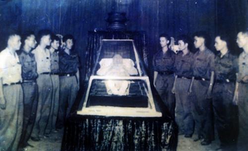 Bộ phận kỹ thuật công trình, những người đầu tiên được viếng Bác tại Hội trường Ba Đình. Ảnh tư liệu nhung hinh anh xuc dong trong le tang chu tich ho chi minh 50 nam truoc hinh 8 Phút mặc niệm của Lãnh đạo Đảng và Nhà nước trước anh linh PG88 go Bắn cá Hồ Chí Minh. Ảnh tư liệu