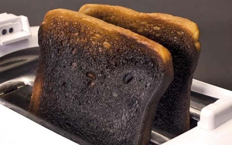 Bánh mì cháy: Khi bánh mì được nướng cháy đen sẽ đọng lại carbon - chất có tác dụng như than hoạt tính giúp cách làm trắng răng nhanh chóng. Sau khi nướng bánh mì cháy đen, dùng dao cạo lớp cháy rồi nghiền nát và trộn chung với kem đánh răng và xúc miệng sạch với nước.