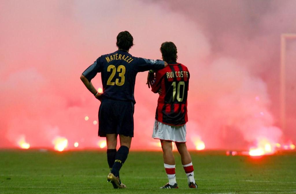 Hình ảnh Marco Materazzi đứng cạnh Manuel Rui Costa trong khung cảnh San Siro ngập tràn pháo sáng cũng là biểu tượng cho sự sa sút về vị thế của bóng đá Italy ở châu Âu.