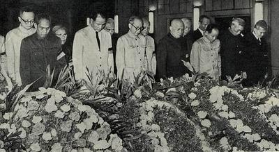 Bộ phận kỹ thuật công trình, những người đầu tiên được viếng Bác tại Hội trường Ba Đình. Ảnh tư liệu nhung hinh anh xuc dong trong le tang chu tich ho chi minh 50 nam truoc hinh 8 Phút mặc niệm của Lãnh đạo Đảng và Nhà nước trước anh linh PG88 go Bắn cá Hồ Chí Minh. Ảnh tư liệu