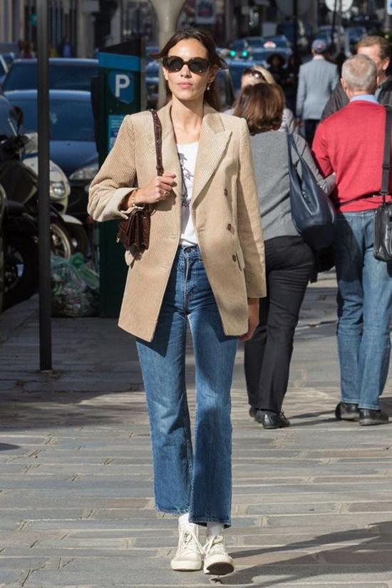 Vẫn diện set đồ gồm áo blazer và quần jeans nhưng khi thay thế sơ mi bằng áo thun, giày cao gót bằng giày thể thao, phái đẹp lại có được nét năng động. 