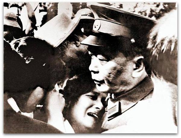 Đại tướng Võ Nguyên Giáp an ủi người dân trong ngày Quốc tang của dân tộc. Ảnh tư liệu