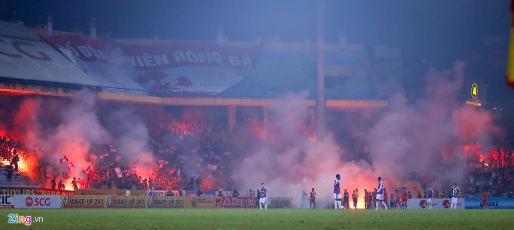 Khung cảnh pháo sáng trên sân cỏ V.League cần phải chấm dứt.