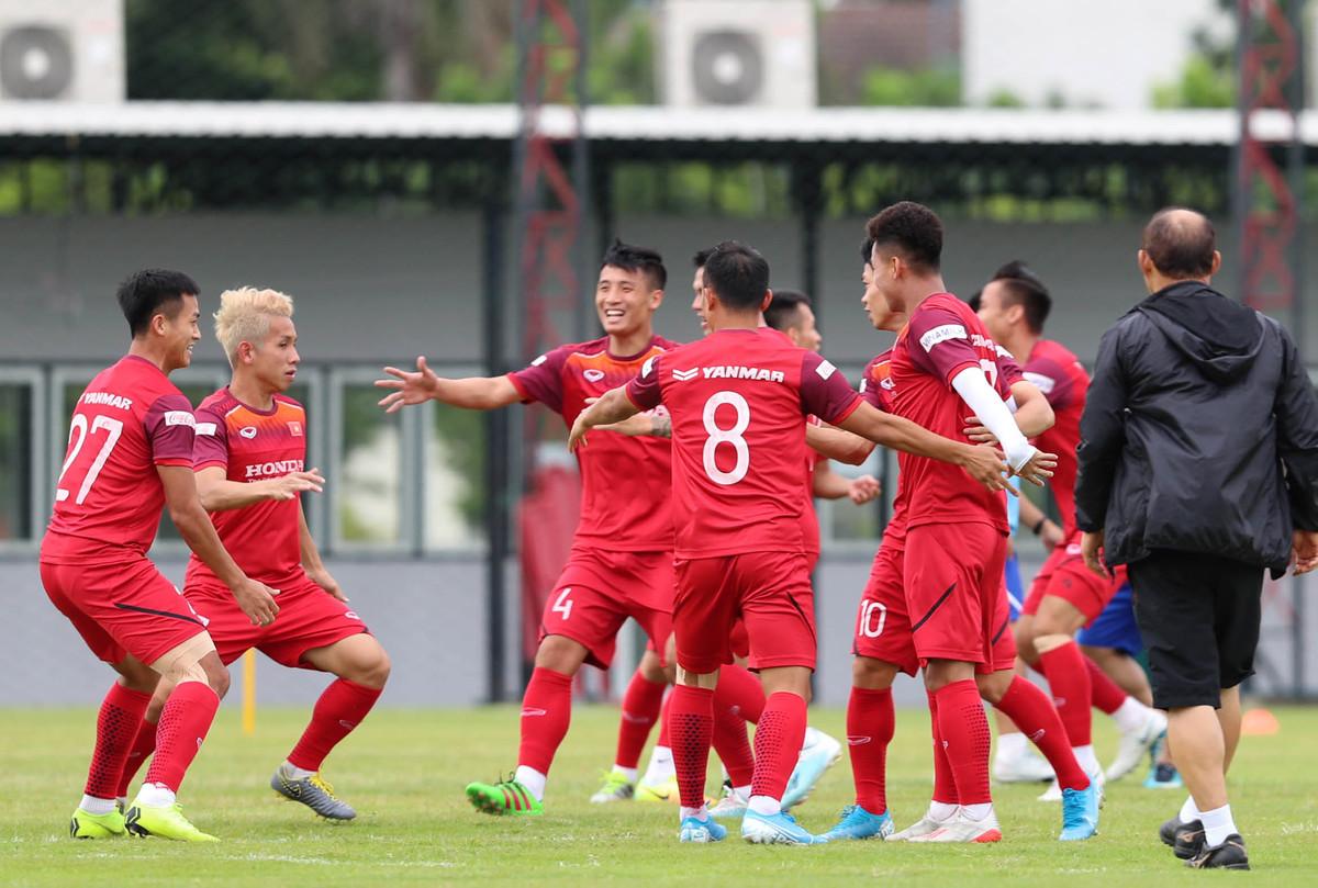 Sau bài căng cơ, Ban huấn luyện cho các cầu thủ luyện phản xạ thông qua trò chơi tập thể.
