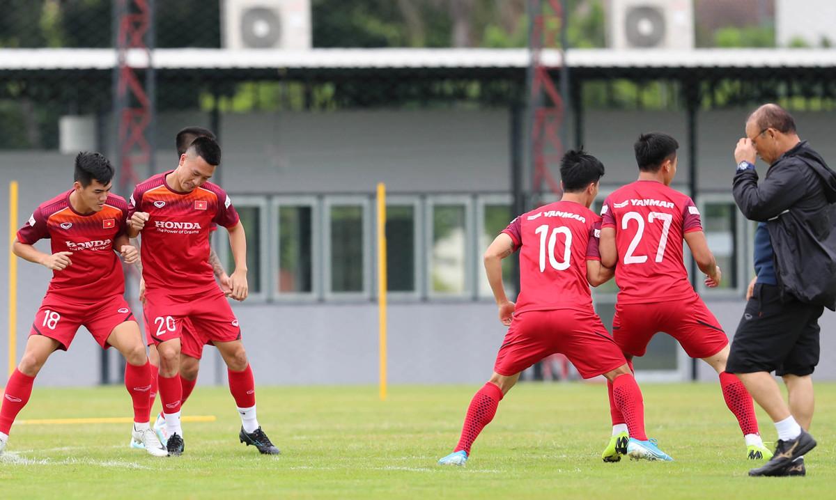 Ngoài Văn Hậu chưa kịp trở về hội quân - bận ký hợp đồng với CLB SC Heerenveen (Hà Lan), các cầu thủ hiện tại đều khoẻ mạnh, thực hiện đầy đủ các bài khởi động của Ban huấn luyện.