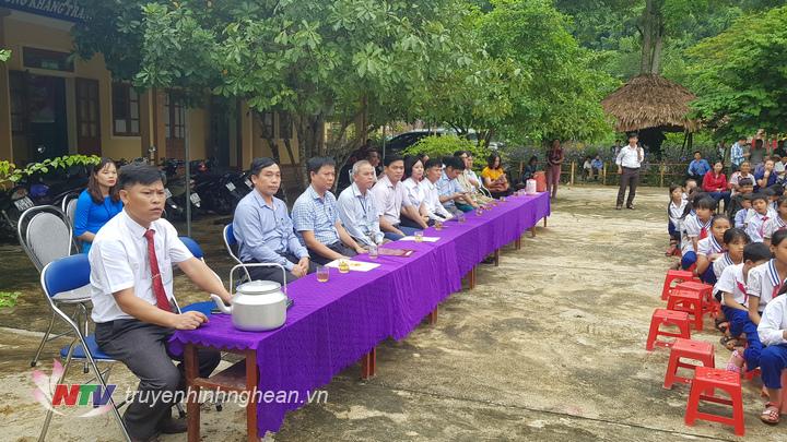 Các đại biểu dự lễ khai giảng.