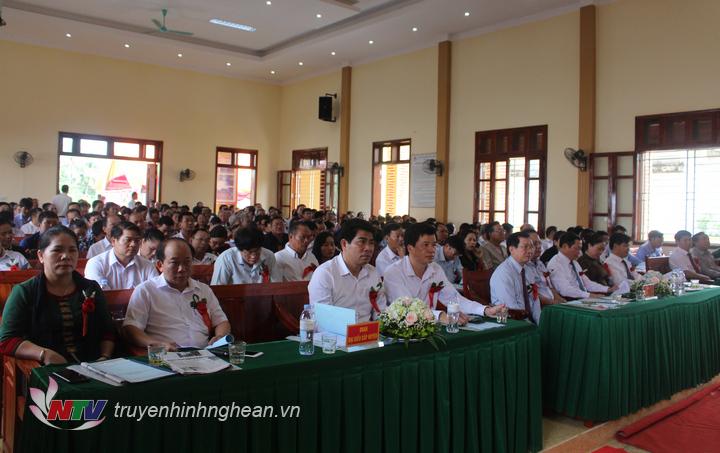Các đại biểu dự buổi lễ.