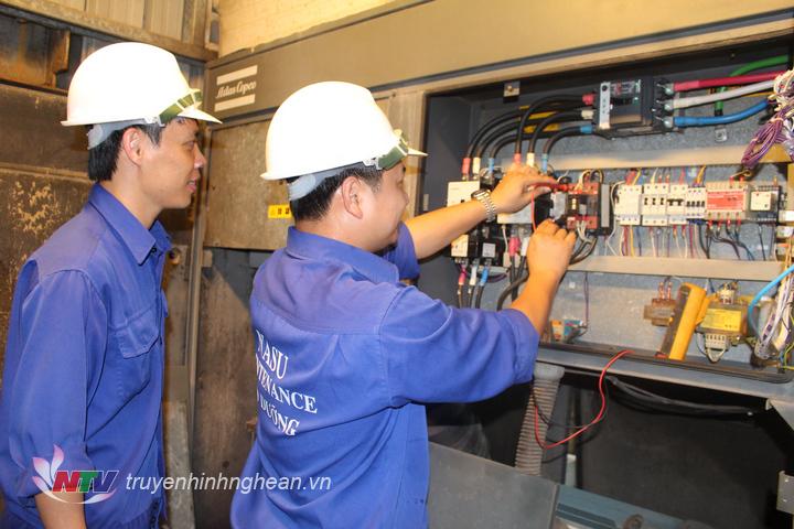 Quý luôn tận tình hướng dẫn, truyền đạt kinh nghiệm cho lớp thợ trẻ mới vào nghề.