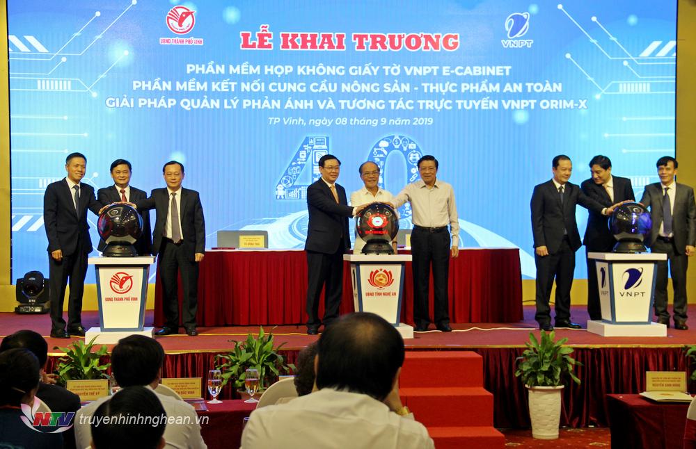 Các đ/c Lãnh đạo Đảng, Nhà nước bấm nút khai trương 3 ứng dụng CNTT.