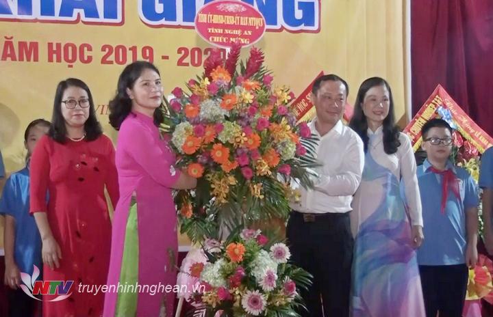 Bí thư Thành ủy Vinh Phan Đức Đồng dự lễ khai giảng tại Trường THCS Đặng Thai Mai.