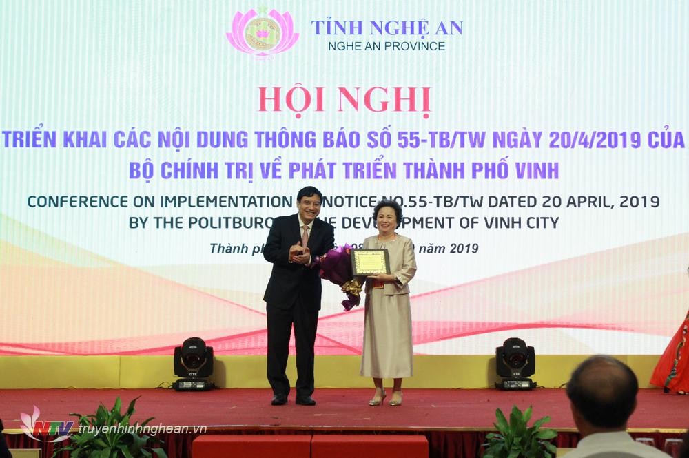 Bí thư Tỉnh ủy Nguyễn Đắc Vinh trao tặng kỷ niệm chương và hoa cho Bà Nguyễn Thị Nga - PG88 go Bắn cá Tập đoàn BRG.