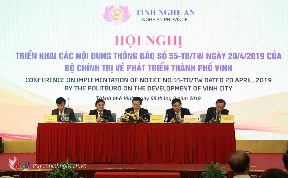 Các đồng chí chủ trì hội nghị.