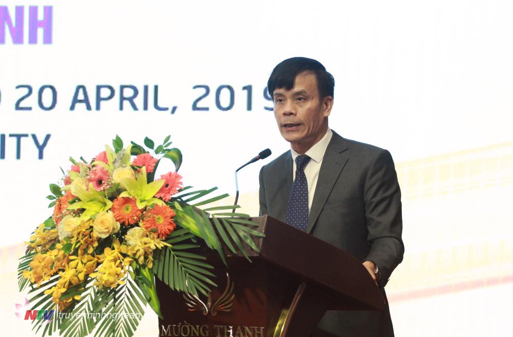 Đồng chí Trần Ngọc Tú -  Phó bí thư Thành ủy, PG88 go Bắn cá UBND TP Vinh báo cáo về kết quả triển khai thực hiện Quyết định số 2468/2015/QĐ-TTg của Thủ tướng Chính phủ và đề xuất một số giải pháp huy động nguồn lực phát triển thành phố Vinh.