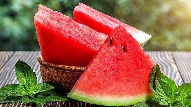 Dưa hấu chứa hàm lượng đường có thể lên tới khoảng 15% và rất giàu kali. Chuối cũng rất giàu kali, nồng độ từ 283 đến 472 mg trên 100g. Vì vậy, bệnh nhân bị suy thận không nên ăn những trái cây có chứa hàm lượng kali cao như chuối và dưa hấu để tránh những hậu quả xấu có thể xảy ra. 