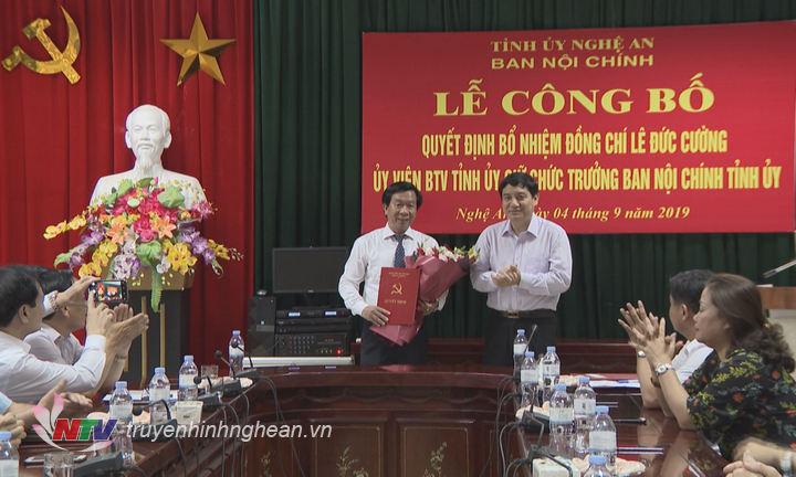 Bí thư Tỉnh ủy Nguyễn Đắc Vinh trao Quyết định và tặng hoa chúc mừng đồng chí Lê Đức Cường.