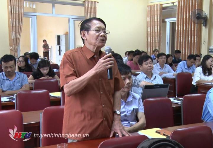 Đại diện cơ quan báo chí nêu câu hỏi tại hội nghị.