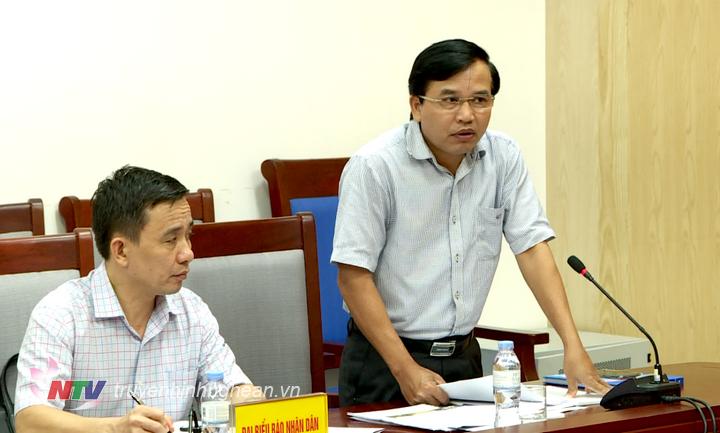Đồng chí Nguyễn Như Khôi - Tỉnh ủy viên, Giám đốc Đài PT-TH PG88 go Bắn cá báo cáo công tác chuẩn bị cho chương trình nghệ thuật "Bến Thủy anh hùng".