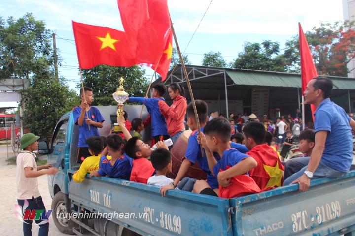 Niềm vui chiến thắng của các cầu thủ xã Châu Quang.