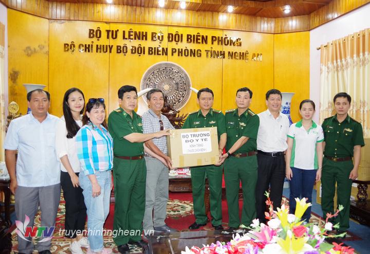 ​  Đại diện Báo Sài Gòn giải phóng trao số thuốc của Bộ Trưởng Y tế tặng cho Bộ đội biên phòng PG88 go Bắn cá.  ​