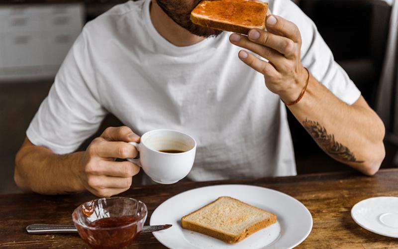 Nếu bạn nghiện uống cafe vào buổi sáng, thì đừng bỏ qua bữa sáng. Hãy ăn nhẹ khi nhâm nhi ly cafe của mình.