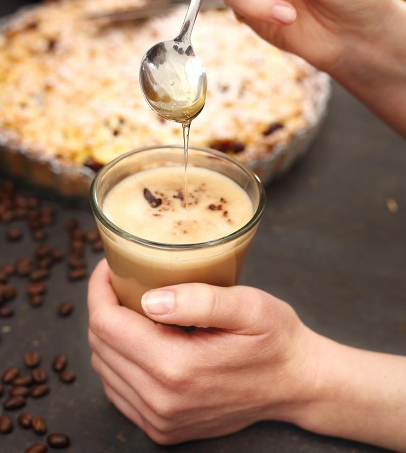 Kem nhân tạo hay sirô thường được quảng cáo là lựa chọn lành mạnh hơn để làm phong phú hương vị cafe. Nhưng sự thật là những loại sản phẩm này có thể chứa các thành phần hóa học không mong muốn.