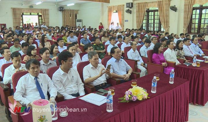 Các đại biểu dự lễ khai giảng.