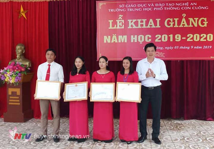 Lãnh đạo huyện trao thưởng cho học sinh và giáo viên