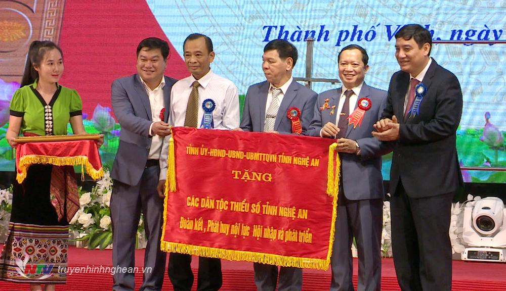Bí thư Tỉnh ủy Nguyễn Đắc Vinh tặng PG88 go Nạp Rút Tiền bức trướng của Tỉnh ủy, HĐND, UBND, Ủy ban MTTQ PG 88 Nổ Hũ tỉnh PG88 go Bắn cá mang dòng chữ: “Các dân tộc thiểu số tỉnh PG88 go Bắn cá đoàn kết, phát huy nội lực, hội nhập và phát triển”.