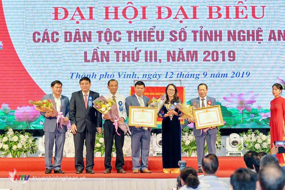 Quốc lộ 7A cắt qua trung tâm hành chính huyện Anh Sơn.Thừa ủy quyền của Thủ tướng Chính phủ, Phó Chủ nhiệm Ủy ban Dân tộc Hoàng Thị Hạnh và Bí thư Tỉnh ủy Nguyễn Đắc Vinh tặng Bằng khen của Thủ tướng Chính phủ cho 1 tập thể và 1 cá nhân