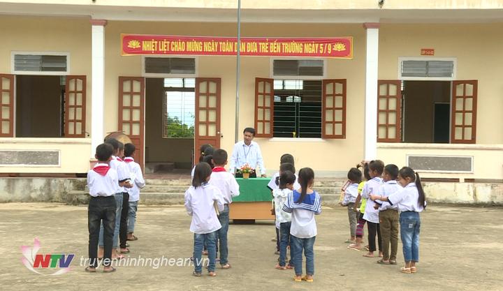 Lễ khai giảng ngắn gọn được tổ chức cho các em