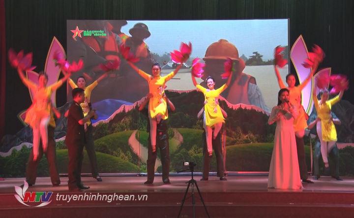 Phần thi "Chào hỏi" cảu một số đội thi.