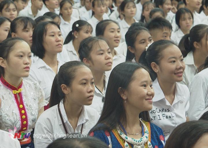 Học sinh Trường THPT Dân tộc nội trú háo hức bước vào năm học mới.