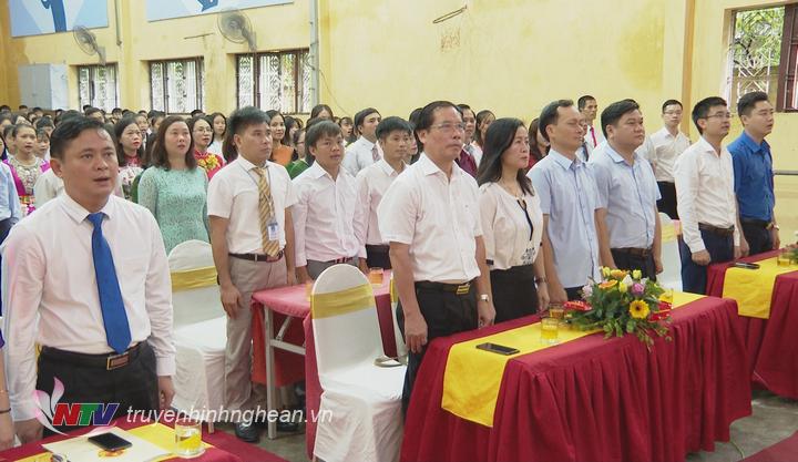 Các đại biểu cùng thầy và trò Trường THPT Dân tộc nội trú hát Quốc ca tại lễ khai giảng năm học mới 2019 - 2020.