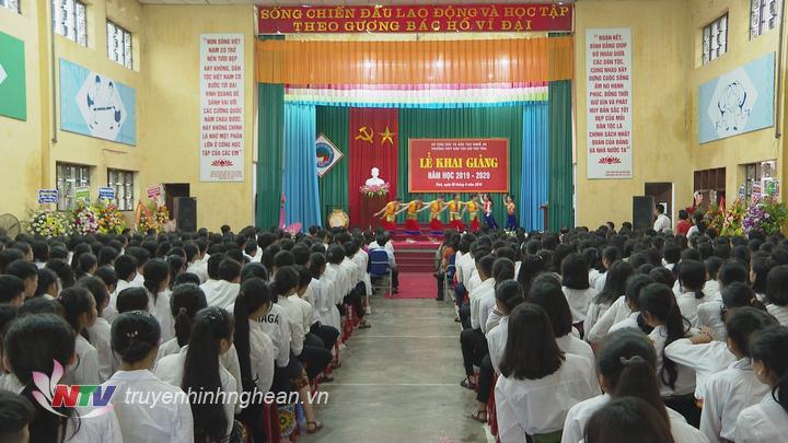 Toàn cảnh lễ khai giảng tại Trường THPT Dân tộc nội trú PG88 go Bắn cá sáng 5/9.