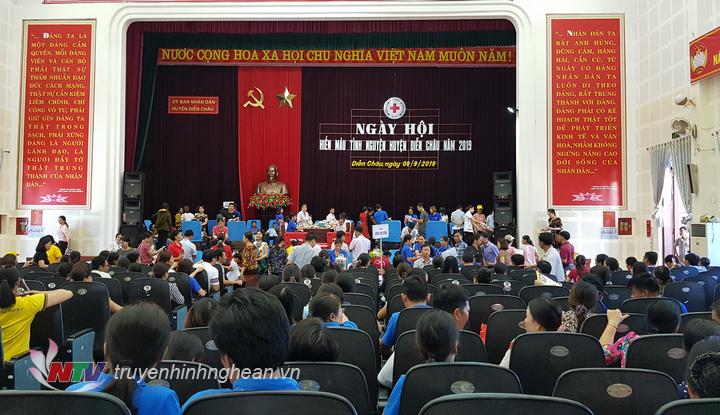 Ngày hội hiến máu thu hút hơn 800 tình nguyện viên Diễn Châu.