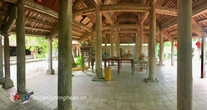 Đình Hậu được làm theo kiến trúc kiểu chữ “khẩu”, gồm có Bái Đường, Tả Vu, Hữu Vu và Hậu Cung, trong đó Bái Đường và Hậu Cung song song với nhau, Tả Vu và Hữu Vu song song với nhau, ở giữa là một sân lộ thiên.