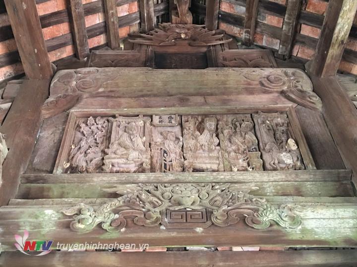 Nghệ thuật trang trí của đinh Hậu là các đề tài truyền thống được thể hiện vừa mang tính chất cung đình vừa mang đậm nét dân gian như cảnh vinh quy bái tổ; đánh cờ; cầm kỳ, thi, họa; long, ly, quy, phượng…Đây là những tác phẩm điêu khắc mang giá trị thẩm mỹ cao.